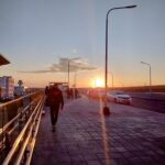 夕食中の空港外、夜なのに明るい